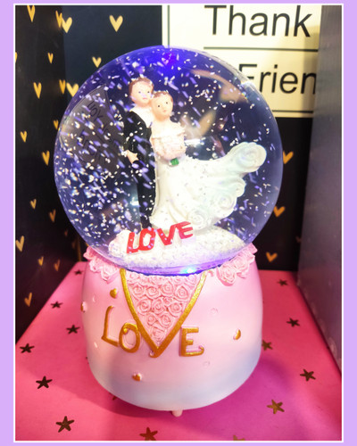 گوی بزرگ پمپی و موزیکال طرح عروس و داماد