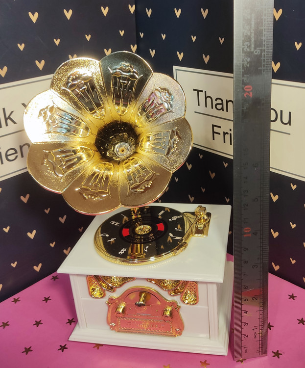 ارتفاع و اندازه گرامافون تقریباً ۲۴ سانتیمتر