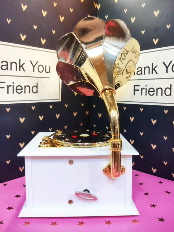 بدون نیاز به باطری و از طریق کوک دستی کار میکند