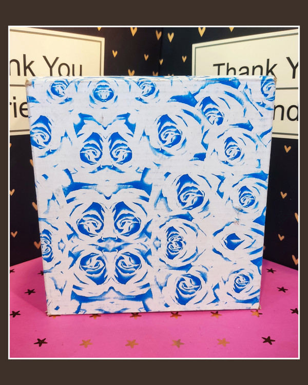 کارتن و جعبه شیک کادویی دارد