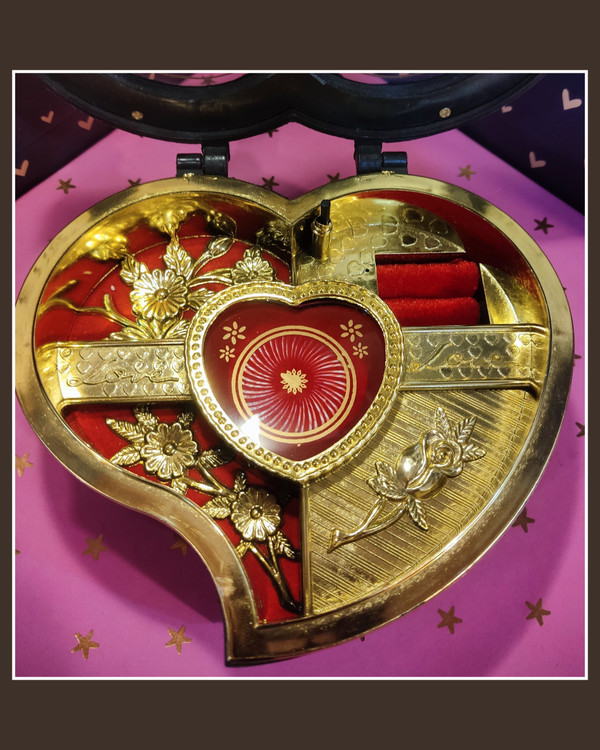 جای جواهر داخل موزیک باکس ،رقصنده آهنربایی دارد