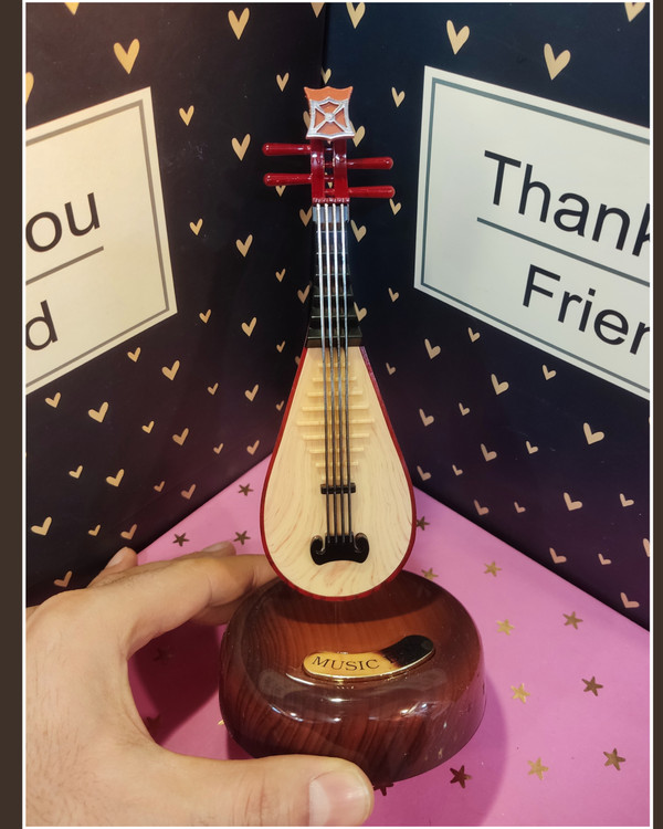 اندازه و ارتفاع تقریبا ۱۸ سانتیمتر میباشد