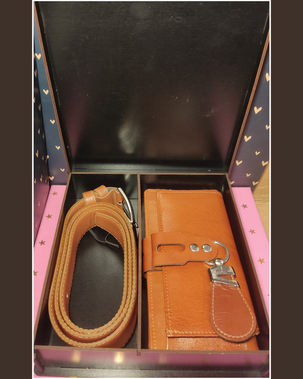 ست سه قلم چرم طبیعی که شامل کمربند و کیف بلند و دسته کلید میباشد