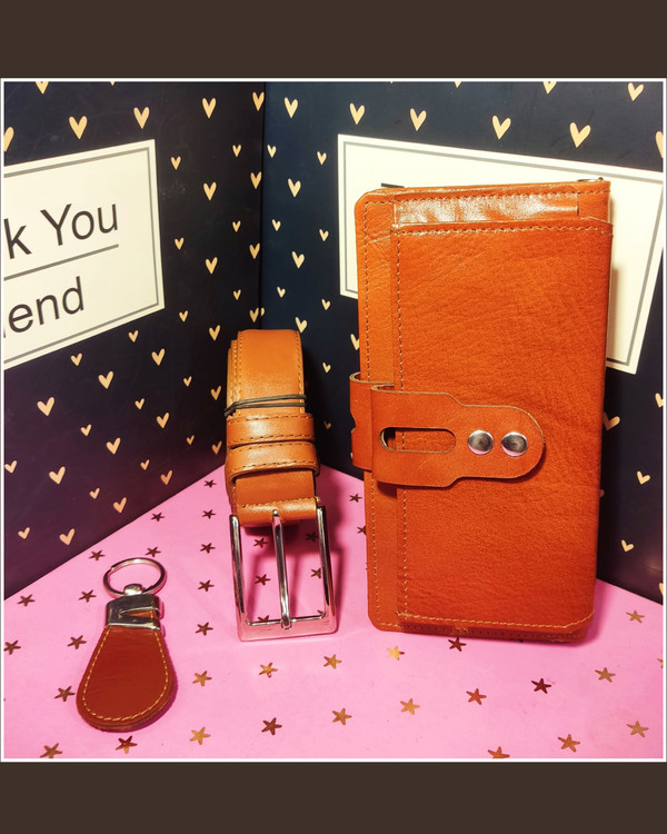 کیف بلند در هر دو طرف دو دکمه میخورد و کمربند چرمی و دسته کلید