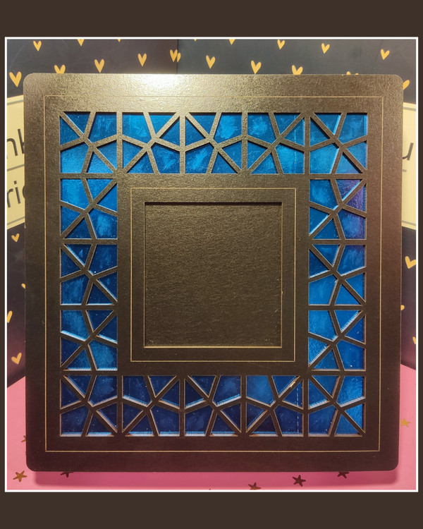 جعبه زیبای مشبک چوبی کادویی دارد