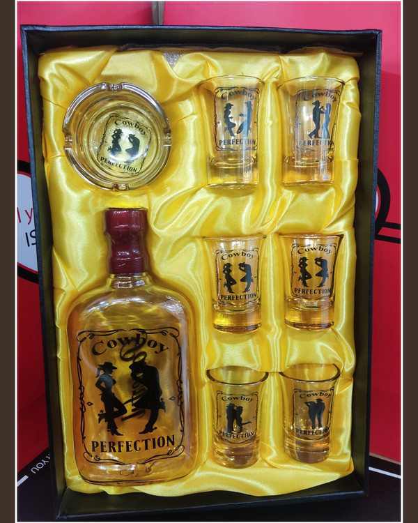 ست کامل شیشه کوتاه جیبی و ۶ عدد شات و زیر سیگاری مدل کابوی