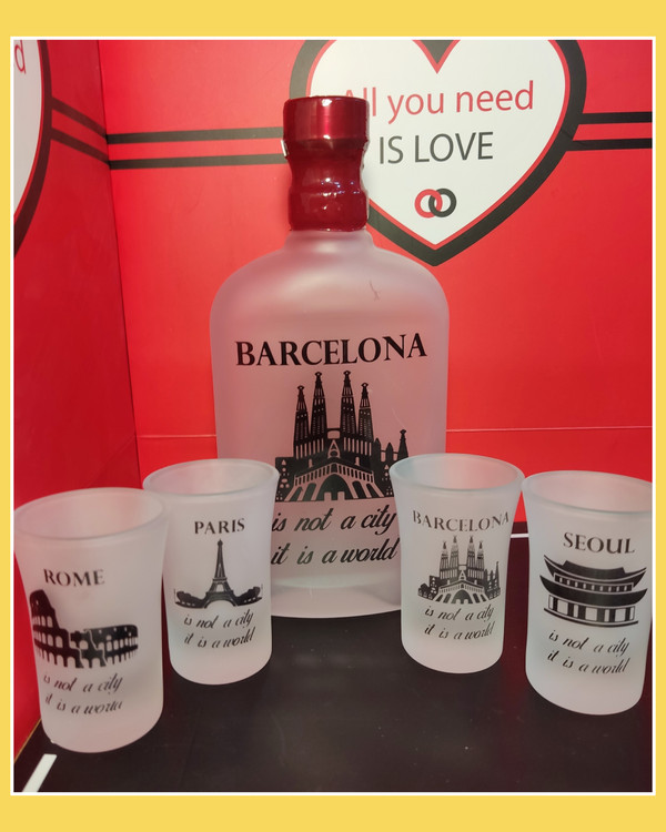 بطری شیشه ای و ۴ عدد شات