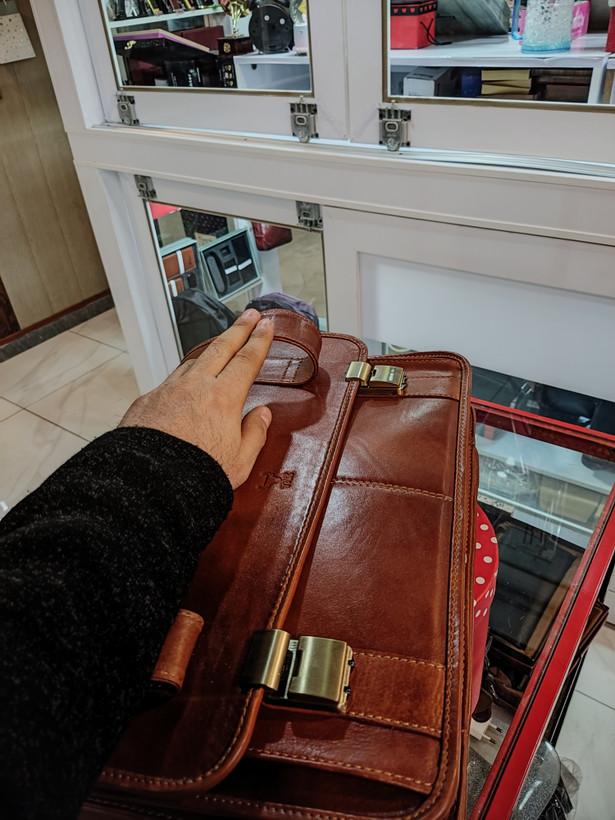 درب کیف رمزدار و قفل دارد