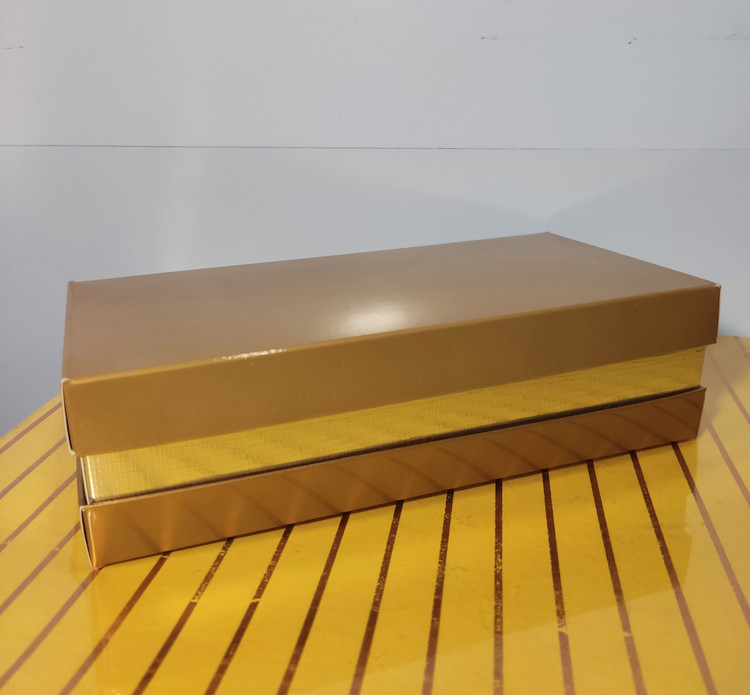 بسته بندی شیک کادویی ،جای کارت و دسته کلید چرم طبیعی