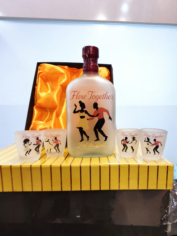 بطری کوتاه و چهار عدد شات