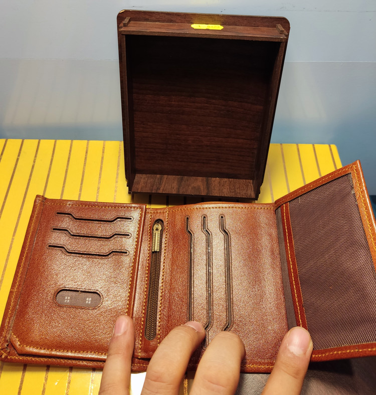 کیف فاراگاما رنگ عسلی